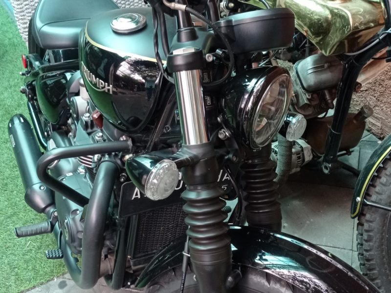 Triumph Bobber Black