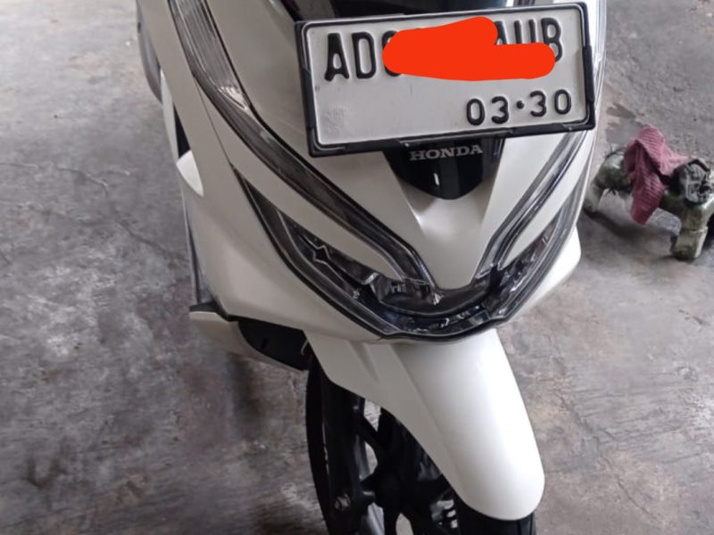 Honda PCX. Putih