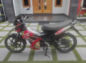 Suzuki FU di depan pintu 